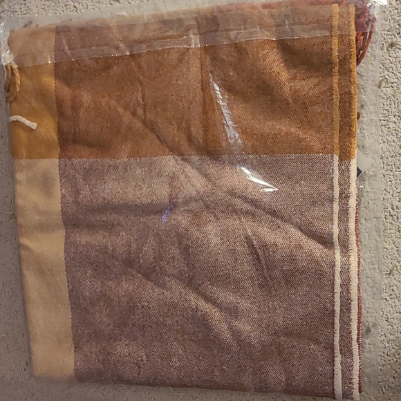 Woven poncho - Picture 2 of 2